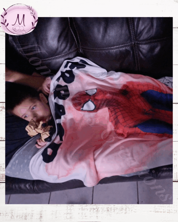 Red Spiderman fleece blanket - Image 2